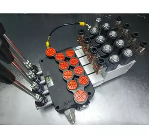 Гидрораспределитель 04P80 EHOR 4 секционный с гидроэлектроуправлением (ручное+электро) 80 л/мин 12/24 Корея Гидрораспределитель 04P80 EHOR 4 секционный с гидроэлектроуправлением (ручное+электро) 80 л/мин 12/24 Корея