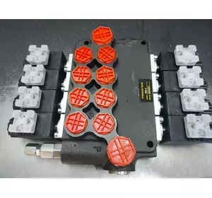 Гидрораспределитель с электроуправлением 4 секции Z50 12 Вольт корейский Гидрораспределитель с электроуправлением 4 секции Z50 12 Вольт корейский