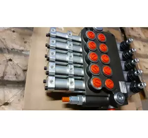 Гидрораспределитель с пневмоуправлением 6 секции Р40 Badestnost 40-50 л/мин Гидрораспределитель с пневмоуправлением 6 секции Р40 Badestnost 40-50 л/мин